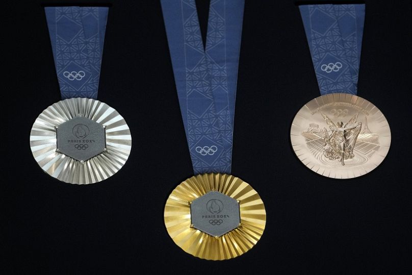 Las medallas olímpicas de París 2024 aparecen en la sede de los organizadores olímpicos de París en Saint-Denis, en las afueras de París, el 8 de febrero de 2024.
