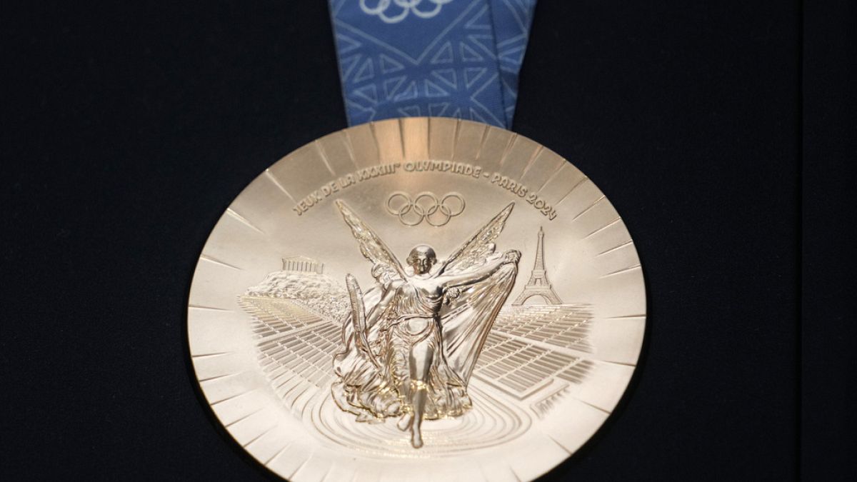 Présentation des médailles olympiques dans lesquelles ont été incrustés des petits morceaux de la Tour Eiffel.