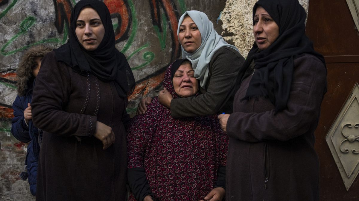 Palesztin nők Rafahban 2024. február 8-án, miután otthonukat izraeli találat érte