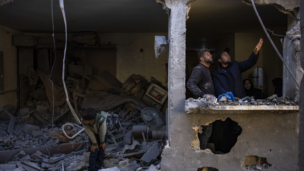 Des Palestiniens observent les destructions après une frappe israélienne à Rafah, dans le sud de la bande de Gaza, le jeudi 8 février 2024.