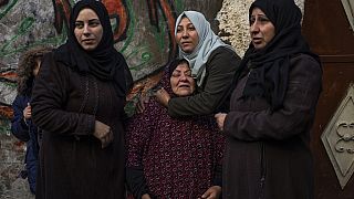 Palesztin nők Rafahban 2024. február 8-án, miután otthonukat izraeli találat érte