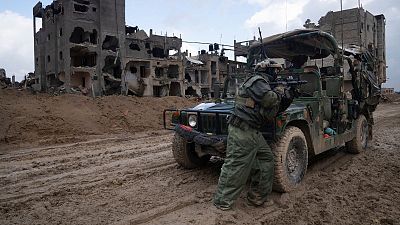 سرباز اسرائیلی در حال انجام عملیات در خان یونس به تاریخ ۲۷ ژانویه ۲۰۲۴