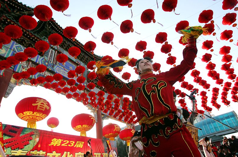 Eine Tänzerin tritt bei der Eröffnungsfeier des jährlichen Jahrmarkts im Tempel der Erde in Peking auf