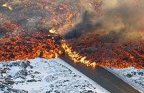 La lava destruye la carretera de Grindavík en Islandia tras la erupción de un volcán.