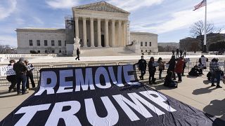 Manifestanti davanti alla Corte Suprema di Washington che decide un ricorso sulla rieleggibilità di Trump alla presidenza degli Stati Uniti