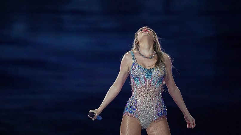 Тейлор Свифт выступает в рамках тура "Eras Tour" в Tokyo Dome, Токио, 7 февраля 2024 года.