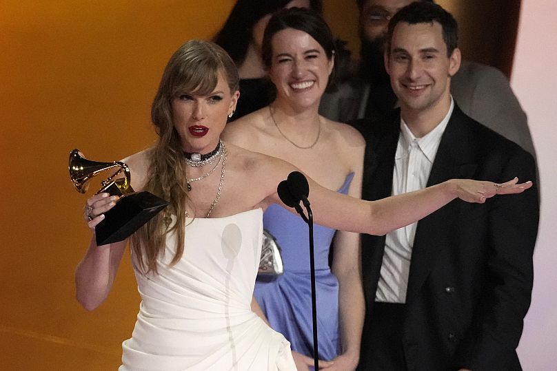 Taylor Swift riceve il premio per l'album dell'anno per "MIdnights" durante la 66esima edizione dei Grammy Awards