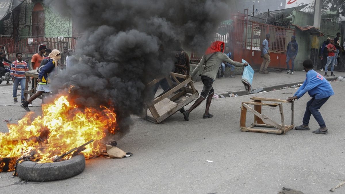 Devlet Başkanı Ariel Henry'nin istifasını talep eden bir gösteri sırasında protestocular sokakta barikat kurdu