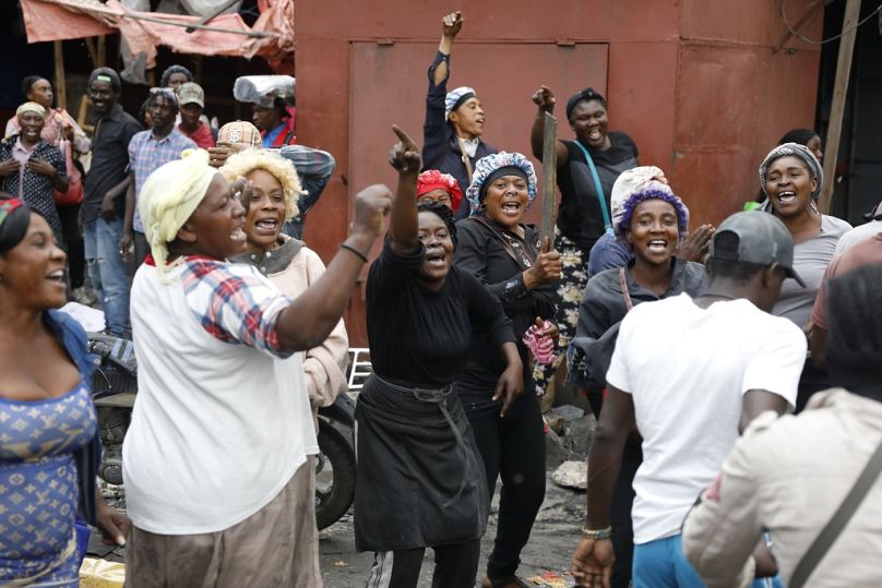 Başbakan Ariel Henry'ye yönelik protestoları sürerken, bir mahallede kadınlar Korunan Alanlar Güvenlik Tugayı'nın (BSAP) gelişini kutladı