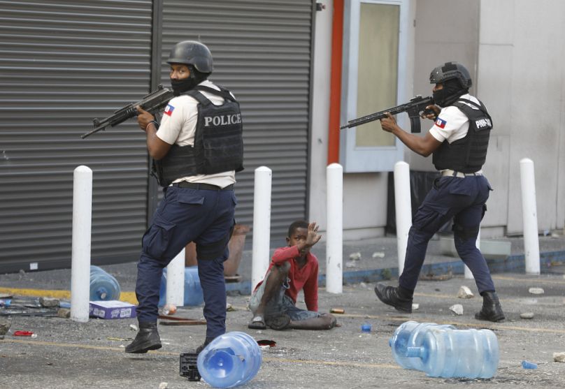 Port-au-Prince'in Petion-Ville mahallesindeki bir protesto sırasında polisle karşı karşıya kalan bir çocuk
