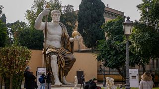 Οι επισκέπτες θαυμάζουν ένα ογκώδες, 13 μέτρων αντίγραφο του αγάλματος που ο Ρωμαίος αυτοκράτορας Κωνσταντίνος παρήγγειλε για τον εαυτό του μετά το 312 μ.Χ.
