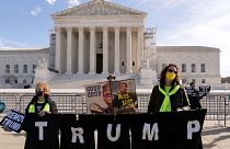 تظاهرات مخالفان دونالد ترامپ در برابر ساختمان دیوان عالی آمریکا در واشنگتن