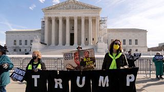 تظاهرات مخالفان دونالد ترامپ در برابر ساختمان دیوان عالی آمریکا در واشنگتن