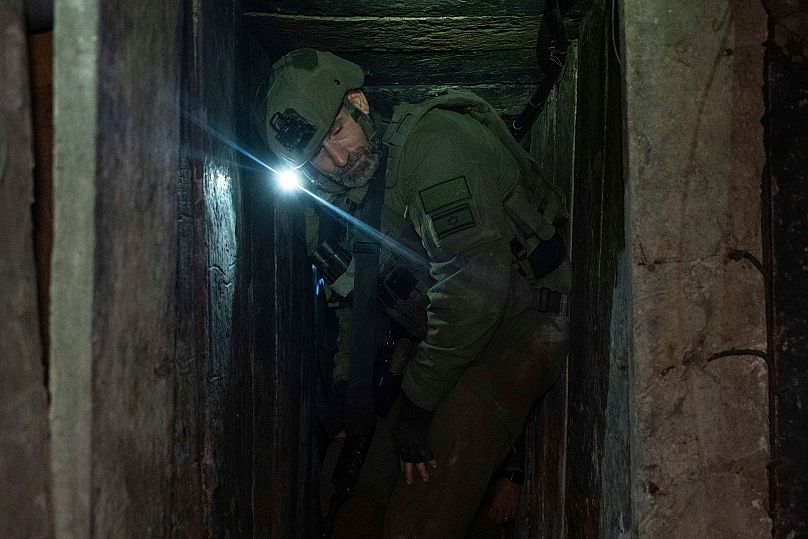 Izraeli katona a Hán Júniszi alagútban