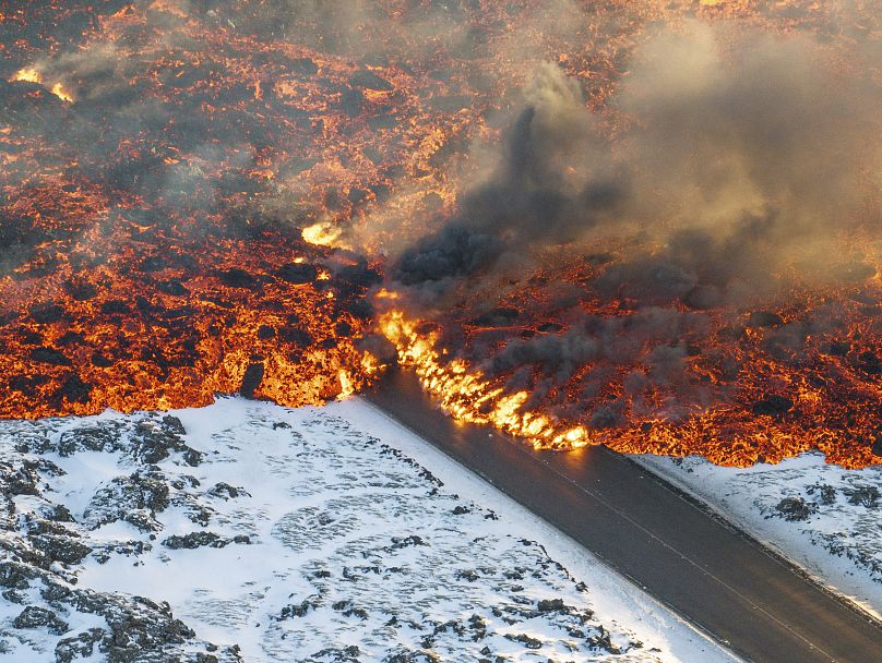 La lava attraversa la strada principale per Grindavík - Islanda, Giovedi, Febbraio 8, 2024