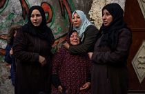 Палестинские женщины после израильского удара по их дому в Рафахе, 8 февраля 2024 года