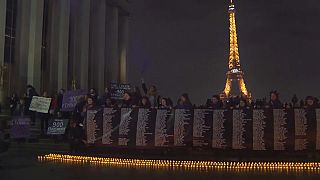 Coi cartelli in piazza a Parigi il movimento femminista #NousToutes