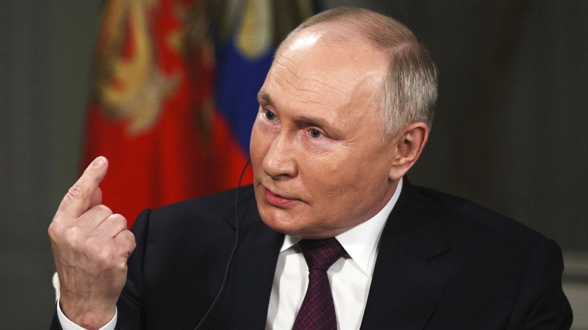 Sexta-feira, 9 de fevereiro de 2024, o Presidente russo Vladimir Putin gesticula enquanto fala durante uma entrevista com o antigo apresentador da Fox News, Tucker Carlson.