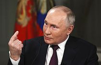Venerdì 9 febbraio 2024, il Presidente russo Vladimir Putin gesticola durante un'intervista con l'ex conduttore di Fox News Tucker Carlson.