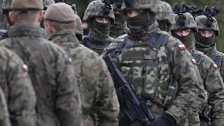 Des soldats polonais en tenue de combat d'un exercice avec d'autres forces de l'OTAN à Wesola, près de Varsovie, le 10 mars 2019.