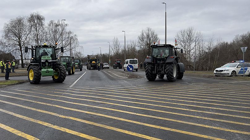 Traktorok a határhoz vezető úton