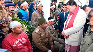 Hindistan'ın Uttarakhand eyaleti Başnakanı Pushkar Singh Dhami, Müslüman eylemcilere müdahale sırasında yaralanan polisleri ziyaret ederken