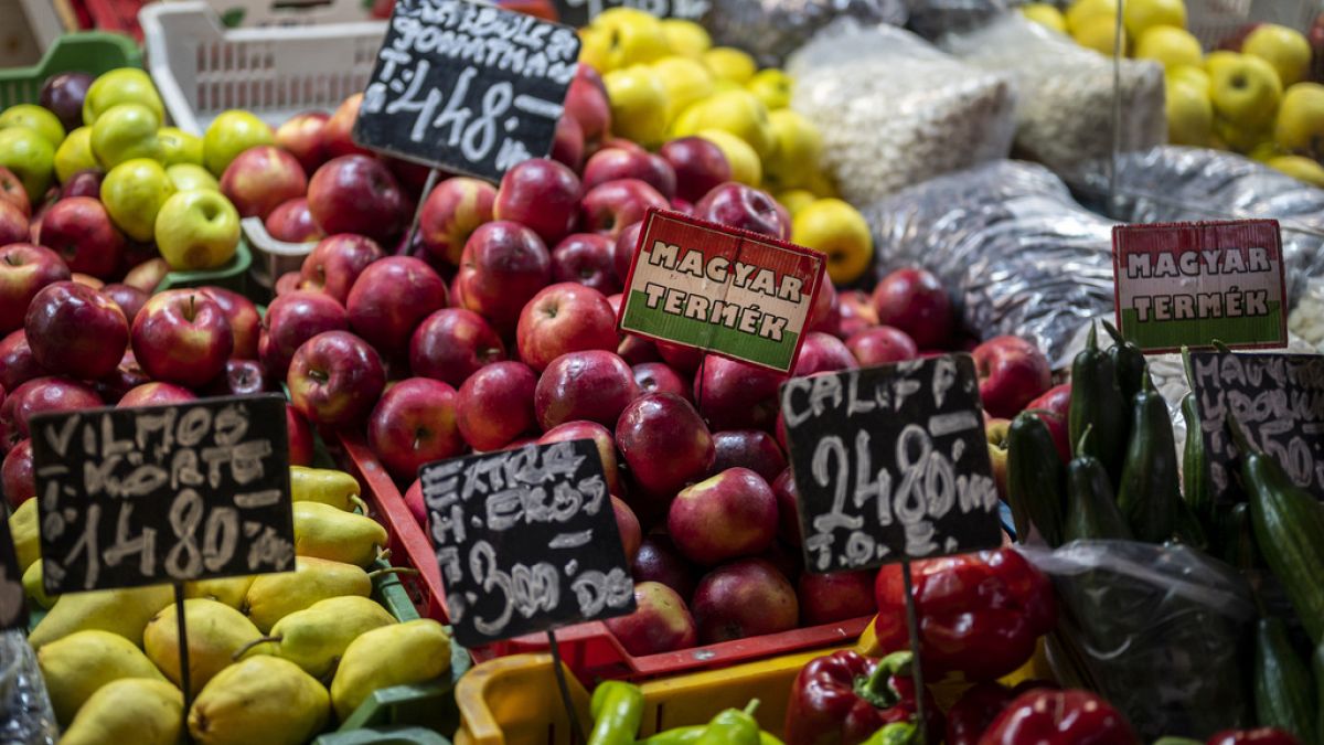 Τα εγχώρια φρούτα και λαχανικά που συγκομίζονται στη Μεγάλη Αγορά της Βουδαπέστης εκτίθενται το Σάββατο 8 Απριλίου 2023.