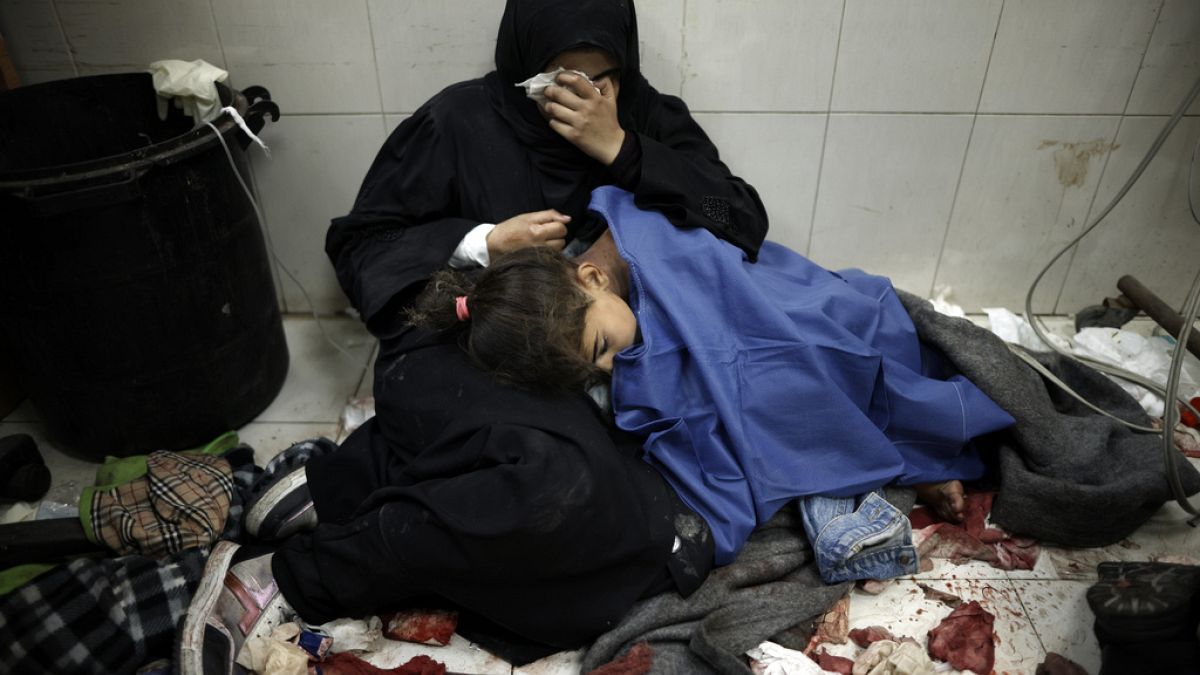 Nach einem israelischen Luftangriff im Zentrum des Gazastreifens kamen mehrere Menschen, darunter Kinder, in das Al-Aqsa-Krankenhaus in Deir al Balah. 
