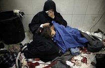 Nach einem israelischen Luftangriff im Zentrum des Gazastreifens kamen mehrere Menschen, darunter Kinder, in das Al-Aqsa-Krankenhaus in Deir al Balah. 