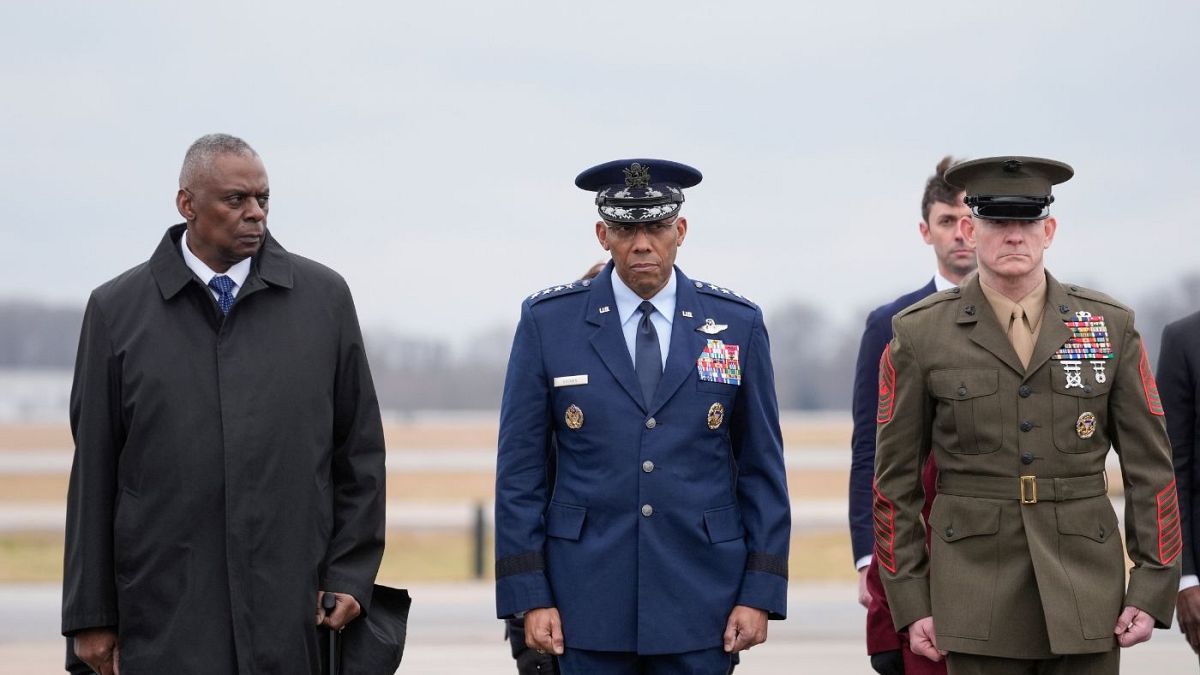 لوید آستین، وزیر دفاع آمریکا (سمت چپ) در مراسم استقبال از اجساد سربازان آمریکایی که در پایگاه این کشور در اردن کشته شدند