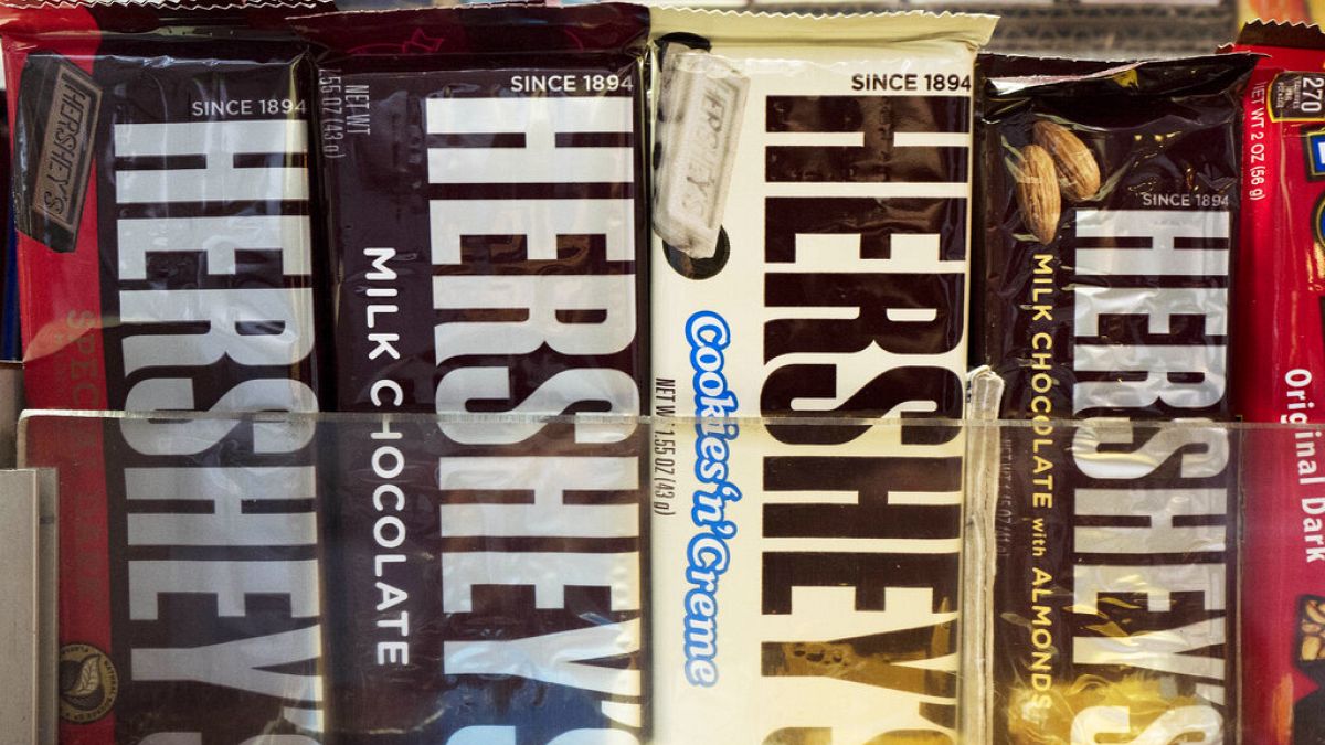 Σε αυτή τη φωτογραφία της Παρασκευής, 7 Οκτωβρίου 2016, σοκολάτες Hershey's εμφανίζονται σε περίπτερο, στη Νέα Υόρκη.