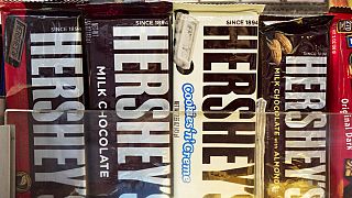 Σε αυτή τη φωτογραφία της Παρασκευής, 7 Οκτωβρίου 2016, σοκολάτες Hershey's εμφανίζονται σε περίπτερο, στη Νέα Υόρκη.