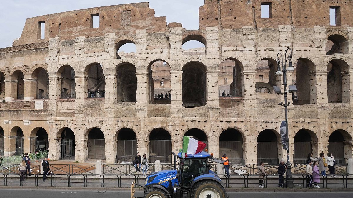 Un trattore davanti al Colosseo a Roma per protestare contro il governo e l'Unione Europea per la crisi del settore (9 febbraio 2024) 