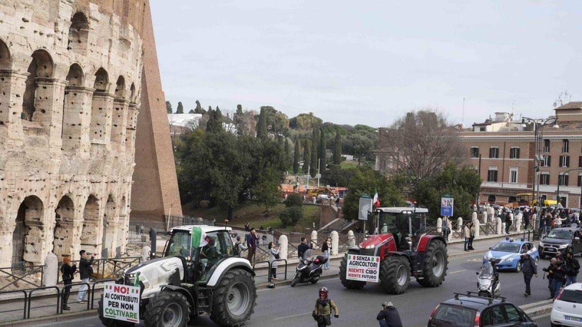 Des agriculteurs italiens en colère ont manifesté ce vendredi devant le Colisée à Rome.