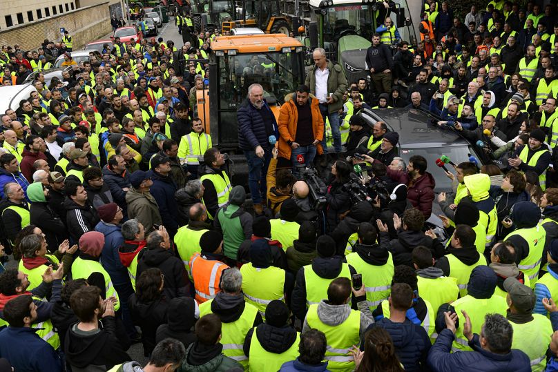 Des agriculteurs avec leurs tracteurs participent à une manifestation à Pampelune, dans le nord de l'Espagne, ce vendredi 9 février 2024.