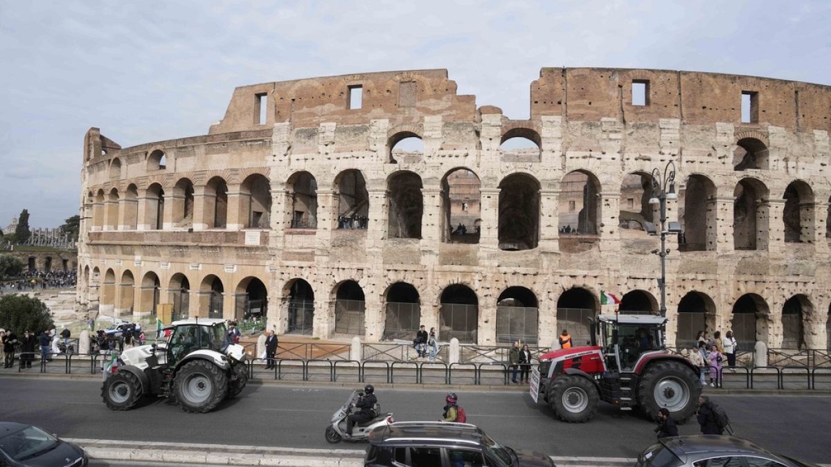 Des agriculteurs conduisent leurs tracteurs devant l'ancien Colisée dans le centre de Rome, le 9 février 2024