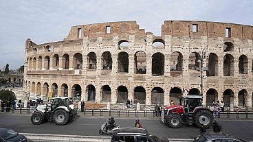 Des agriculteurs conduisent leurs tracteurs devant l'ancien Colisée dans le centre de Rome, le 9 février 2024