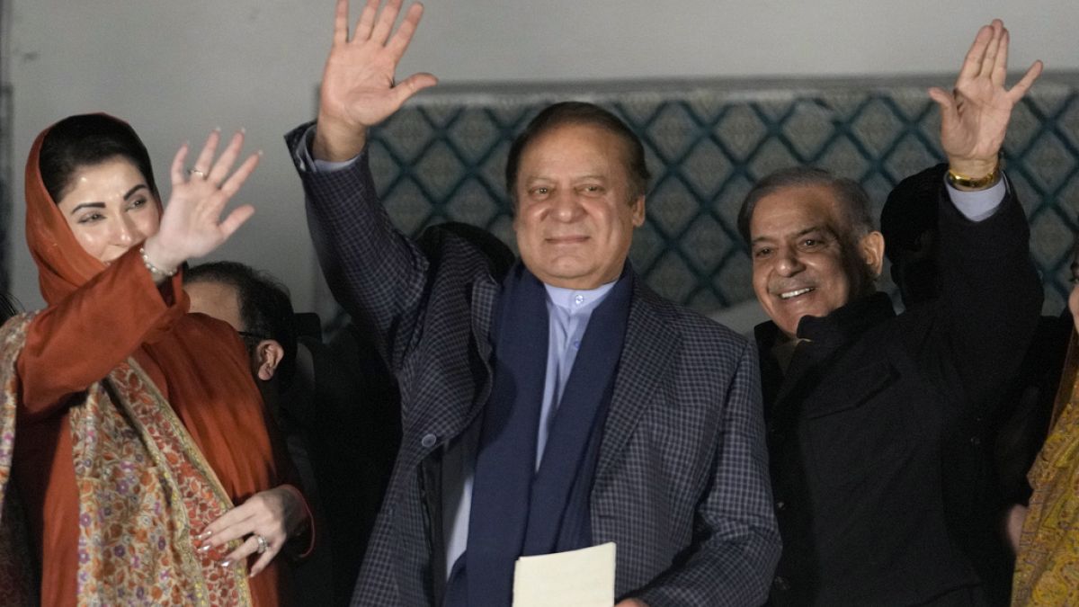 Pakistan'ın eski Başbakanı Navaz Şerif (ortada) kardeşi Şehbaz Şerif (sağda) ve kızı Meryem Navaz,