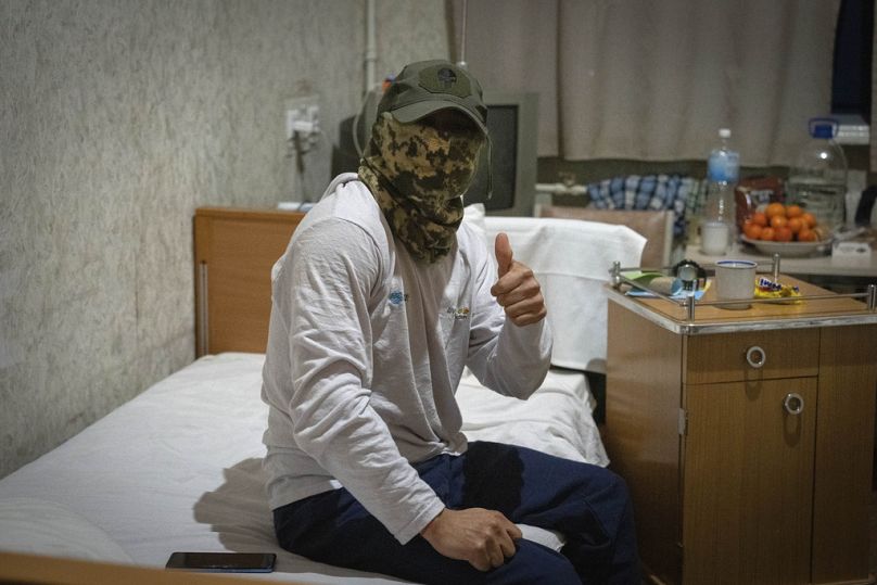Rusya'ya karşı savaşırken yaralanan ve Ukrayna'da bir hastanede tedavi gören bir Kolombiyalı paralı asker