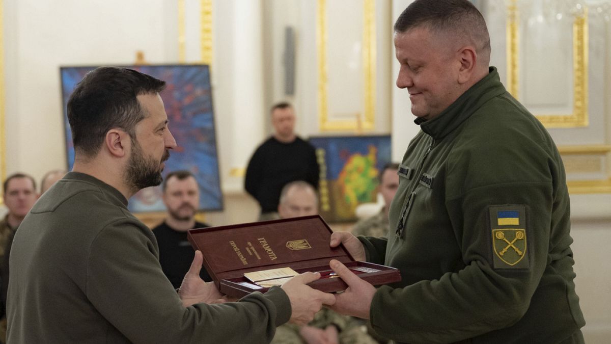 Zelenskyy condecorou Zaluzhnyi numa cerimónia em Kiev esta sexta-feira