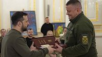 Il presidente Zelensky consegna la medaglia di Eroe dell'Ucraina al generale Valerii Zaluzhnyi 