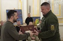 Imagen en la que se puede ver al presidente ucraniano, Volodímir Zelenski, condecorando al general Valeri Zaluzhni con el título de Héroe de Ucrania.