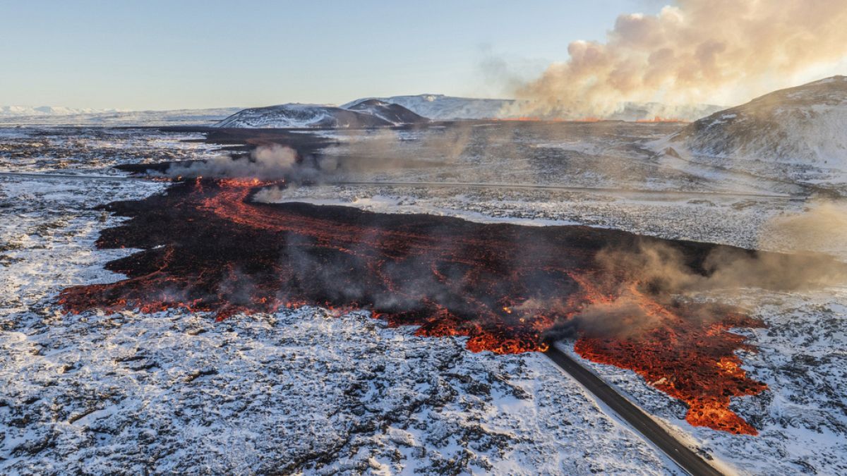 Imagen de lava atravesando la carretera principal de Grindavik, Islandia, jueves 8 de febrero de 2024.