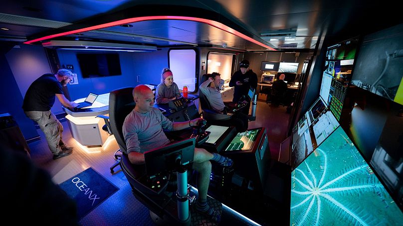 OceanXplorer's Missionskontrolle oder 'Nervenzentrum'. Auch in anderen Schiffsräumen gibt es Bildschirme, damit die Besatzungsmitglieder auf Expeditionen in Verbindung bleiben