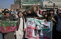 Pakistan'ın hapisteki eski Başbakanı İmran Han'ın partisinin destekçileri, Pakistan Seçim Komisyonu'nun sonuçları açıklamayı geciktirmesini protesto etti