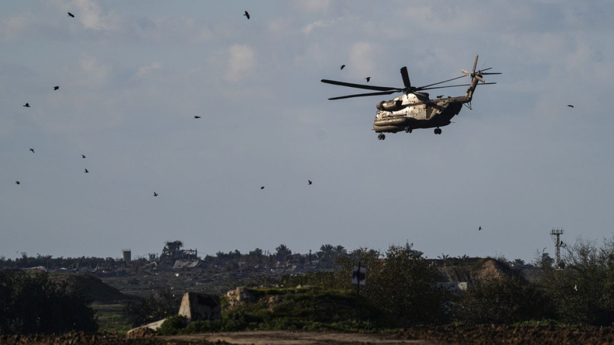 Um helicóptero militar israelita, visto do sul de Israel, voa para a Faixa de Gaza, sexta-feira, 9 de fevereiro de 2024.