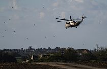 Um helicóptero militar israelita, visto do sul de Israel, voa para a Faixa de Gaza, sexta-feira, 9 de fevereiro de 2024.