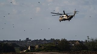 Ein israelischer Militärhubschrauber fliegt in den Gazastreifen, 9. Februar 2024.