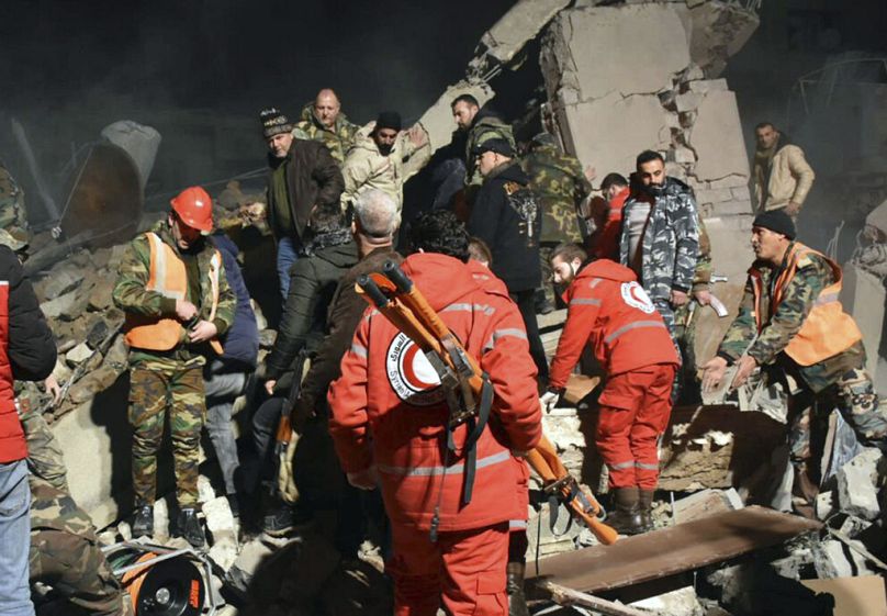 Syrische Sicherheitskräfte und Zivilschutzkräfte suchen in Homs, Syrien, unter den Trümmern eines Gebäudes, das durch israelische Luftangriffe zerstört wurde, 6. Februar 2024