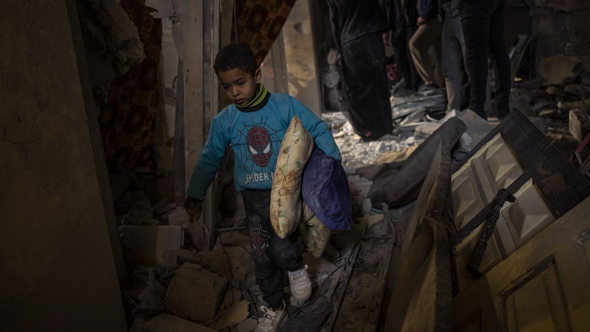 Палестинский мальчик в поврежденном доме в Рафахе после израильского удара